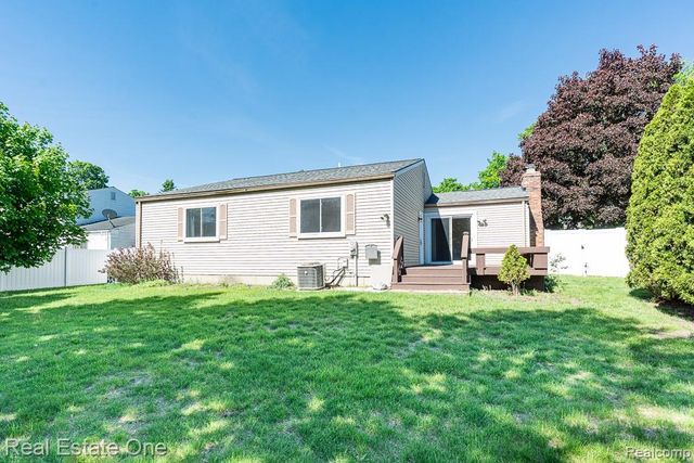 1157 Meadowcrest Drive, Waterford, MI 48327