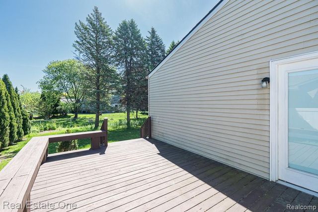 1157 Meadowcrest Drive, Waterford, MI 48327