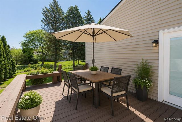 1157 Meadowcrest Drive, Waterford, MI 48327