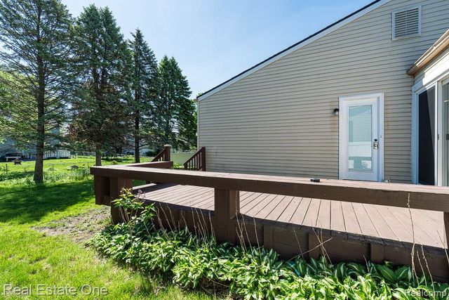 1157 Meadowcrest Drive, Waterford, MI 48327