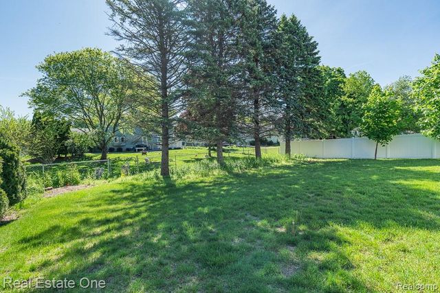 1157 Meadowcrest Drive, Waterford, MI 48327