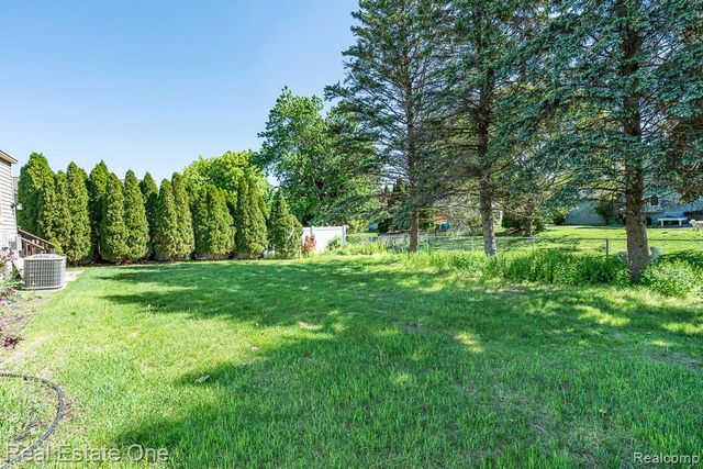 1157 Meadowcrest Drive, Waterford, MI 48327