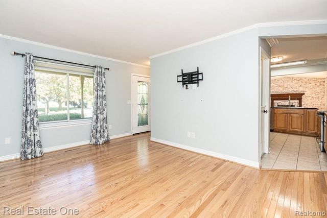 1157 Meadowcrest Drive, Waterford, MI 48327