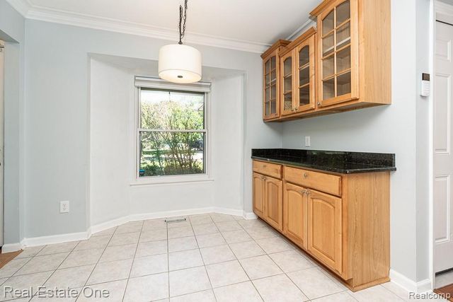 1157 Meadowcrest Drive, Waterford, MI 48327