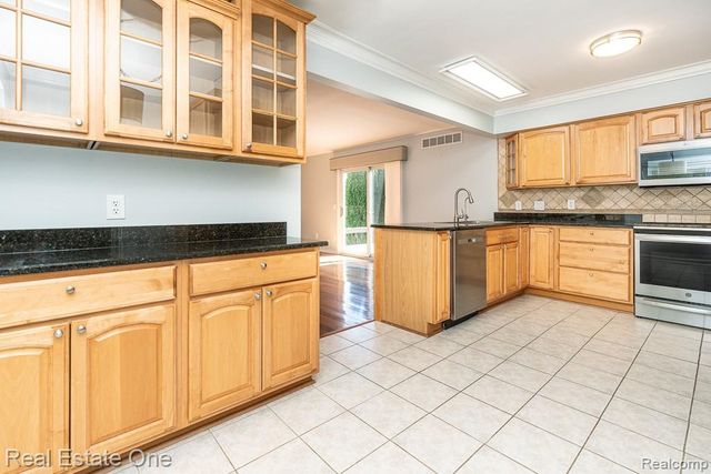 1157 Meadowcrest Drive, Waterford, MI 48327