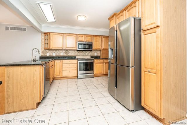 1157 Meadowcrest Drive, Waterford, MI 48327