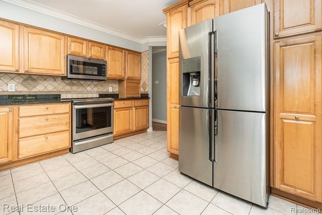 1157 Meadowcrest Drive, Waterford, MI 48327