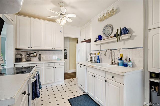 22915 E 13 Mile Road, Saint Clair Shores, MI 48082