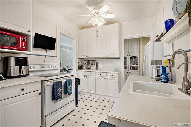 22915 E 13 Mile Road, Saint Clair Shores, MI 48082