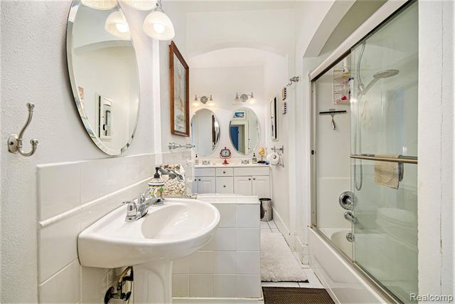 22915 E 13 Mile Road, Saint Clair Shores, MI 48082