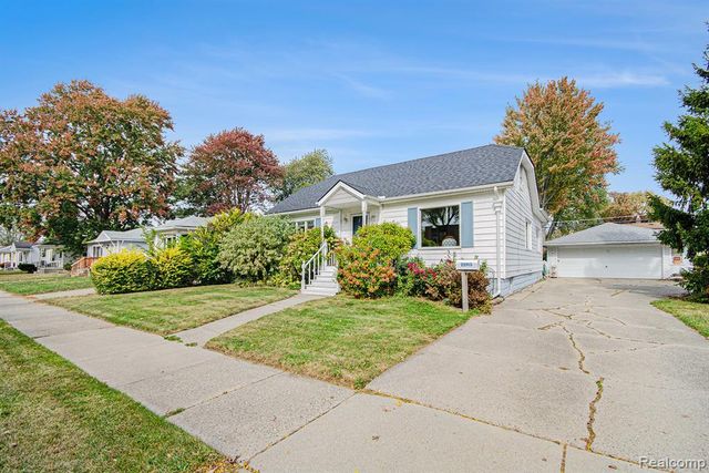 22915 E 13 Mile Road, Saint Clair Shores, MI 48082