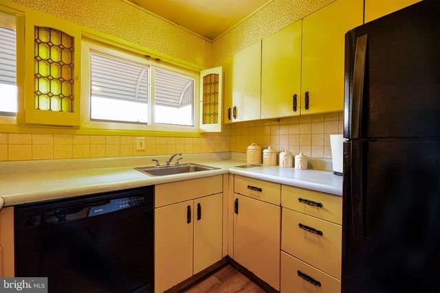 54 RED BERRY RD, Levittown, PA 19056