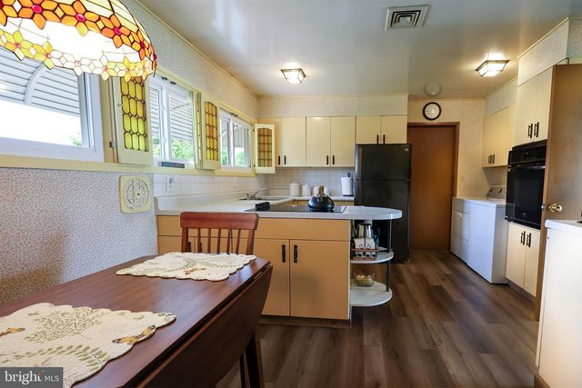 54 RED BERRY RD, Levittown, PA 19056