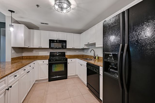 865 E 22nd Street B-216, Lombard, IL 60148