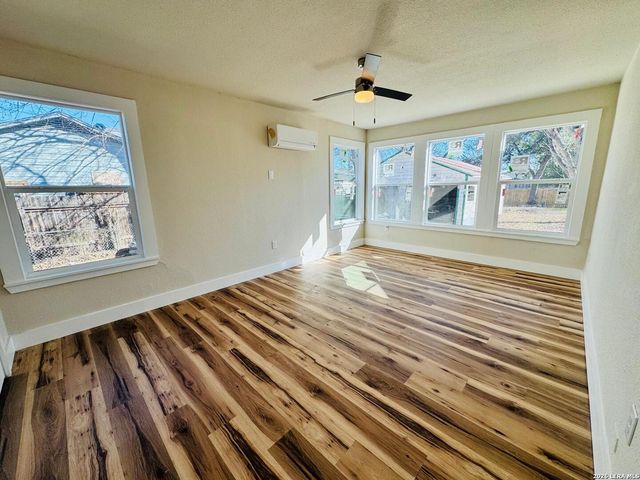 222 W Burcham Ave, San Antonio, TX 78221