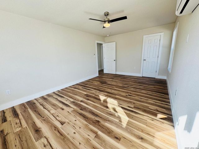 222 W Burcham Ave, San Antonio, TX 78221