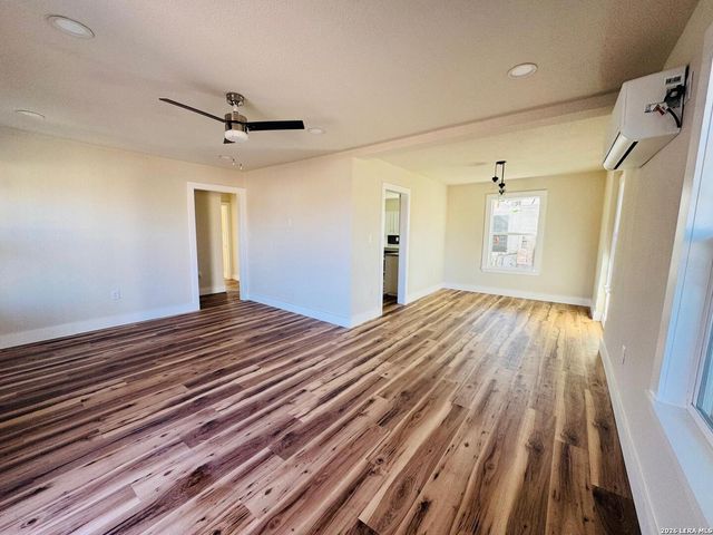 222 W Burcham Ave, San Antonio, TX 78221