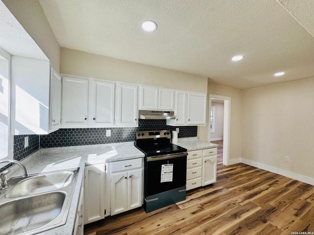 222 W Burcham Ave, San Antonio, TX 78221