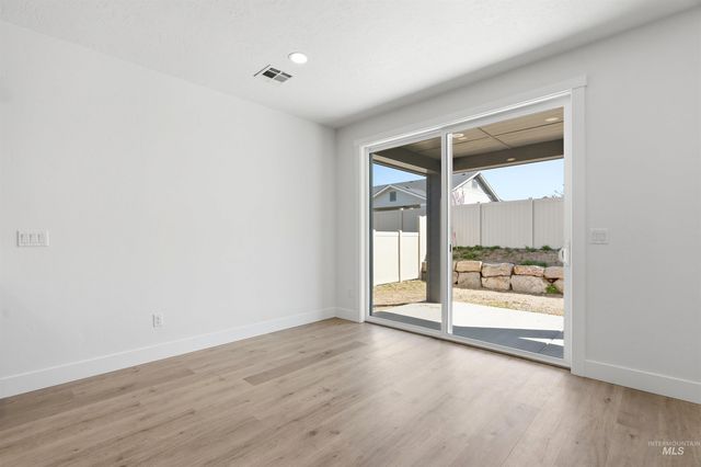 5770 N Arctic Point Ave, Meridian, ID 83646