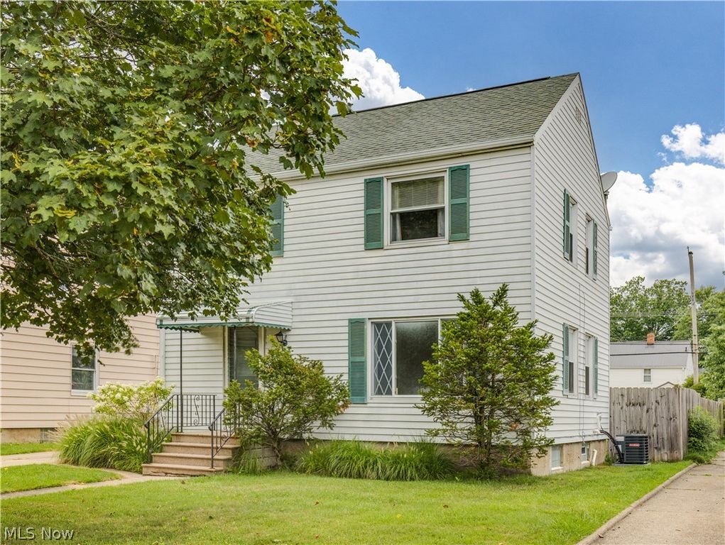 329 Pierce Avenue, Cuyahoga Falls, OH 44221