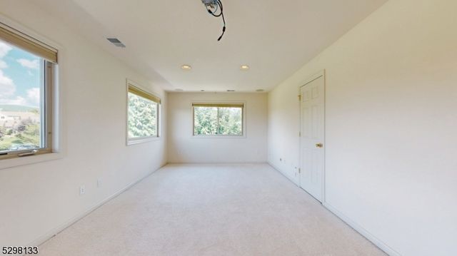 1 White Oak Ct, Hardyston Twp., NJ 07419