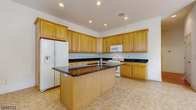 1 White Oak Ct, Hardyston Twp., NJ 07419
