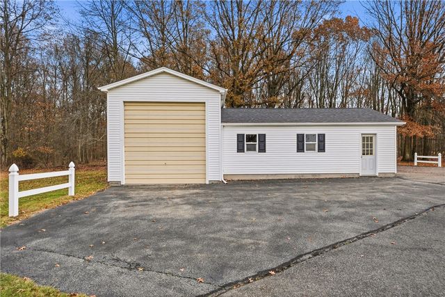 3489 Sample Rd, Hermitage, PA 16148