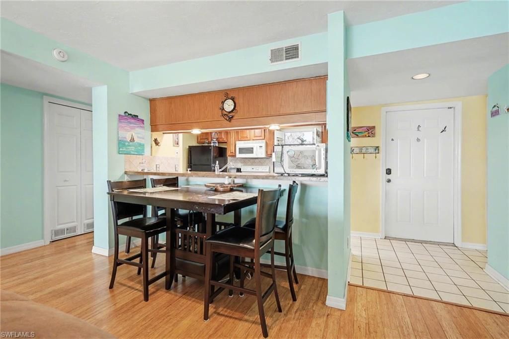 Image 4 of property listing at 4703 SE 17th PL 205, Cape Coral, FL 33904