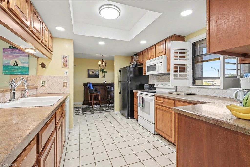 Image 6 of property listing at 4703 SE 17th PL 205, Cape Coral, FL 33904
