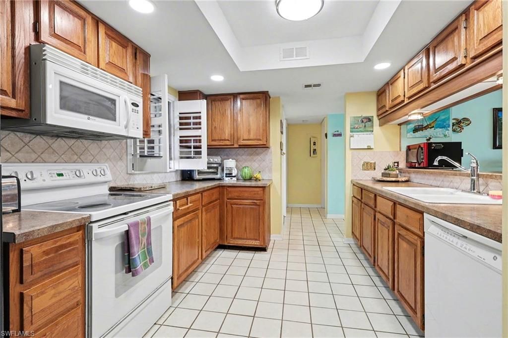 Image 7 of property listing at 4703 SE 17th PL 205, Cape Coral, FL 33904