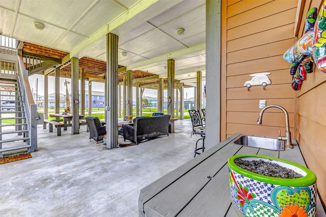 950 Seadrift Drive, Crystal Beach, TX 77650