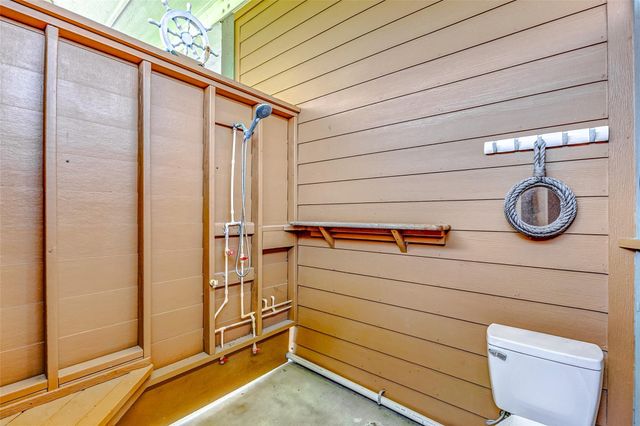 950 Seadrift Drive, Crystal Beach, TX 77650