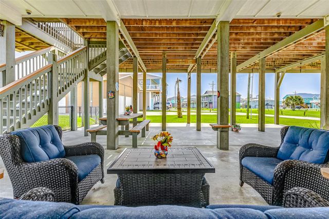 950 Seadrift Drive, Crystal Beach, TX 77650