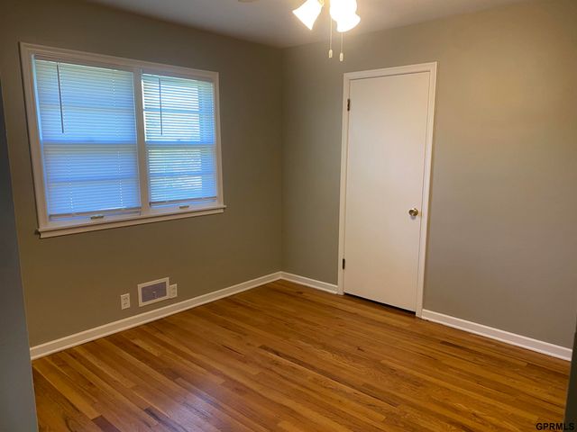 1006 N 76 Street, Omaha, NE 68114