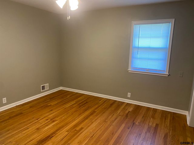 1006 N 76 Street, Omaha, NE 68114