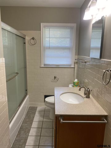 1006 N 76 Street, Omaha, NE 68114