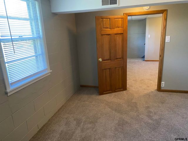 1006 N 76 Street, Omaha, NE 68114