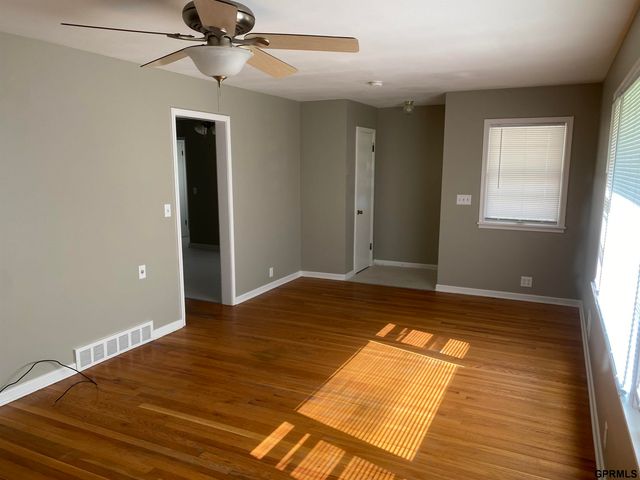 1006 N 76 Street, Omaha, NE 68114