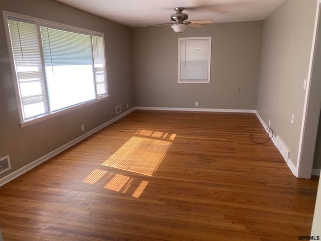 1006 N 76 Street, Omaha, NE 68114