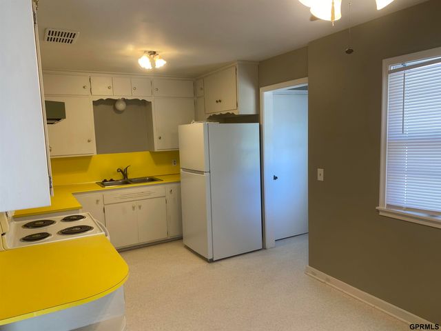 1006 N 76 Street, Omaha, NE 68114