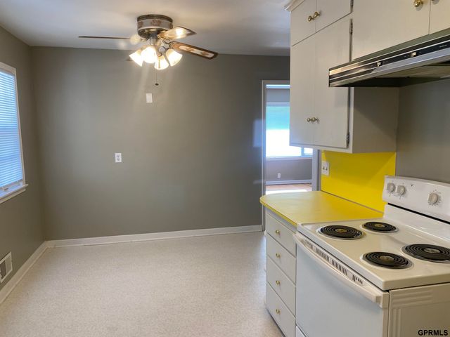1006 N 76 Street, Omaha, NE 68114