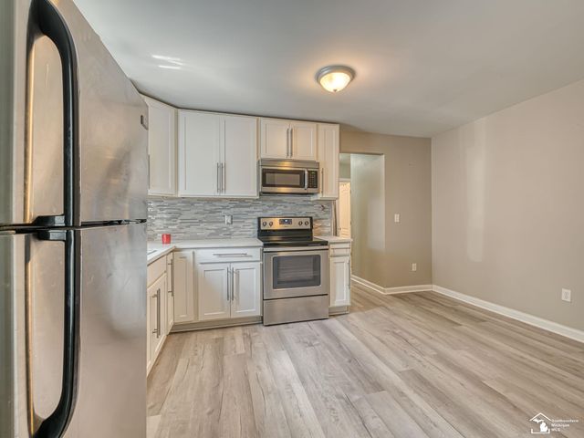 13023 S Dixie Highway, La Salle, MI 48145