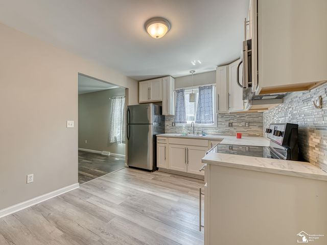 13023 S Dixie Highway, La Salle, MI 48145