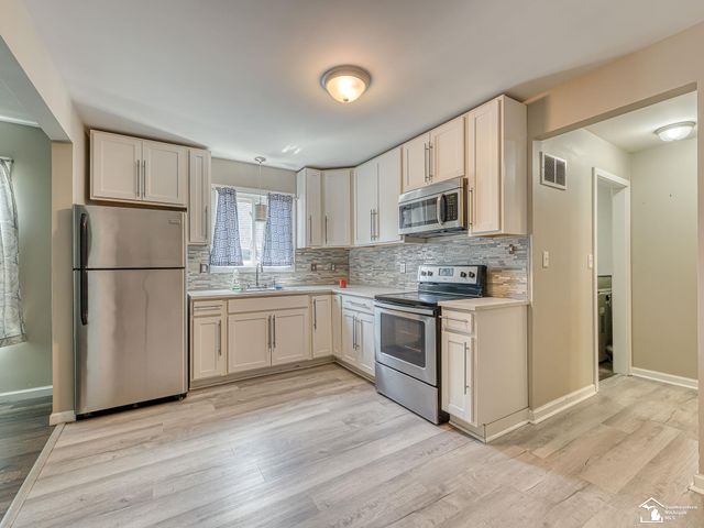 13023 S Dixie Highway, La Salle, MI 48145