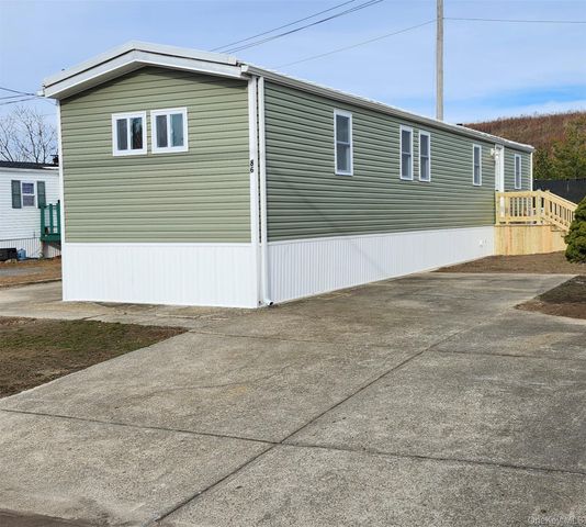 86 Lincoln Avenue, Holbrook, NY 11741