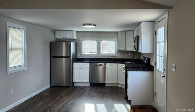 86 Lincoln Avenue, Holbrook, NY 11741