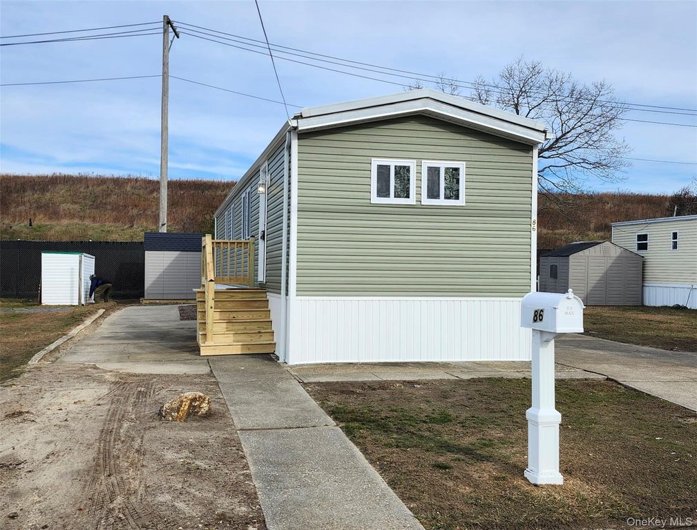 86 Lincoln Avenue, Holbrook, NY 11741