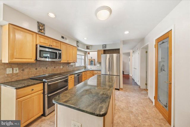 5 AUSTEN CT, Medford, NJ 08055