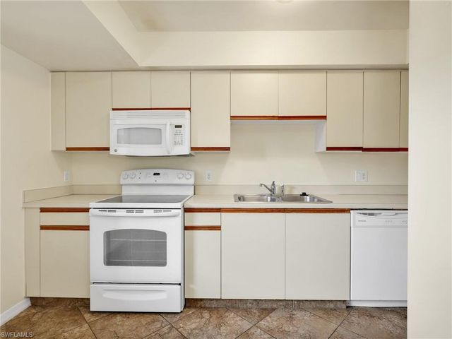 10041 Maddox LN 102, Bonita Springs, FL 34135