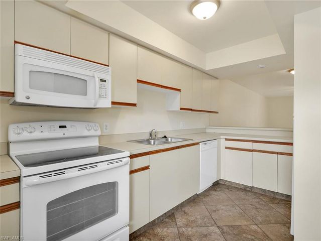 10041 Maddox LN 102, Bonita Springs, FL 34135
